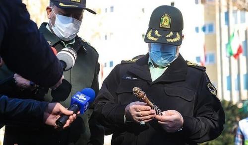 عکس/ وافور در دست رئیس پلیس تهران!