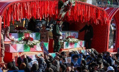 حضور عزادار  مردم تهران در مراسم تشییع شهدا