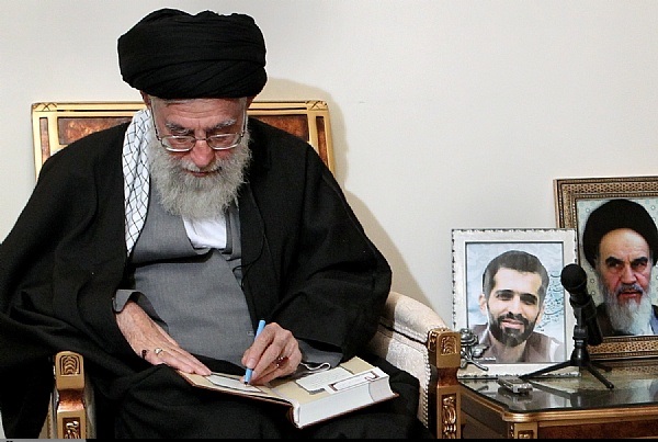 لحظاتی از حضور رهبر انقلاب در منزل شهید احمدی روشن