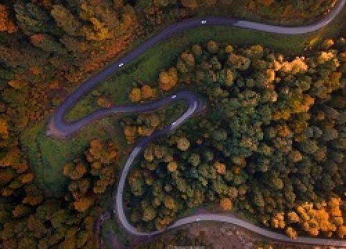 نمای هوایی از جاده‌ای مارپیچ در گیلان