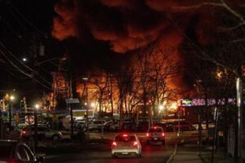  آتش سوزی بزرگ در کارخانه مواد شیمیایی در نیوجرسی آمریکا