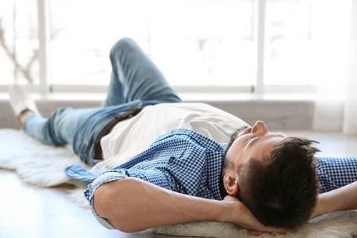  ۵ فایده باورنکردنی خوابیدن روی زمین