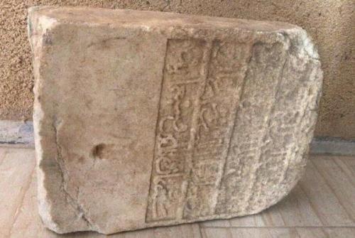 کشف سنگ قبر ۳۰۰ ساله در میناب بعد از بارندگی