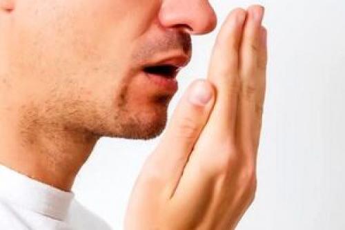  علت و درمان بوی بد دهان هنگام صبح
