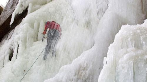 یخ نوردی در آبشار گنجنامه همدان 