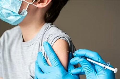  نوه ۸ ساله وزیر بهداشت واکسن پاستوکووک تزریق کرد