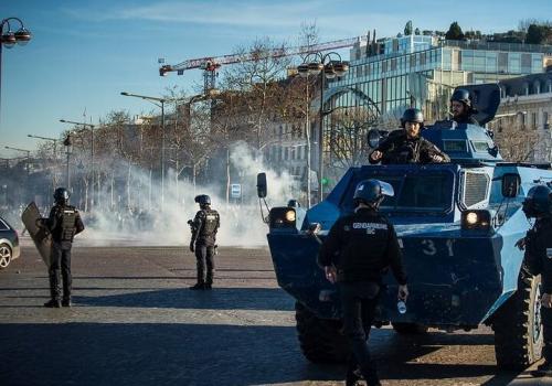 استقبال پلیس فرانسه از معترضان