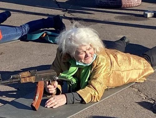 مادربزرگ اوکراینی در ارتش برای جنگ مقابل روسیه
