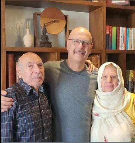عکس/ صدا پیشه جناب خان در کنار پدر و مادرش