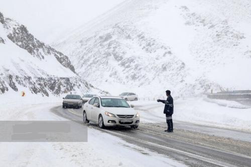  برف وکولاک جاده چالوس و آزادراه تهران-شمال را مسدود کرد