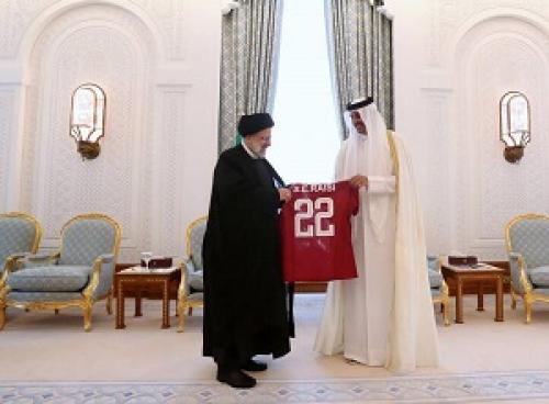 عکس/ اهدای پیراهن تیم ملی قطر به رییسی