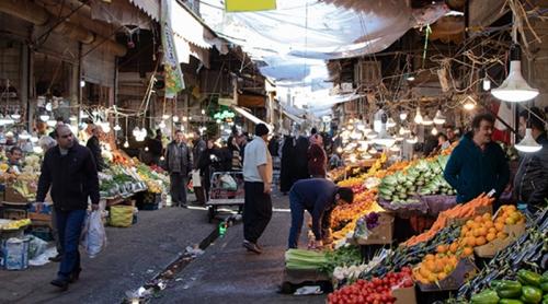 ویدئو/ بازار شب عید؛ بهشت دلالان و واسطه های میوه