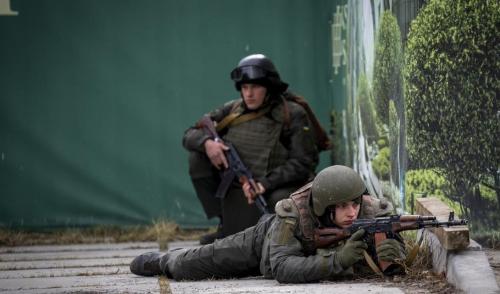  عکس/ادای احترام زیبای دو کودک به سربازان اوکراینی
