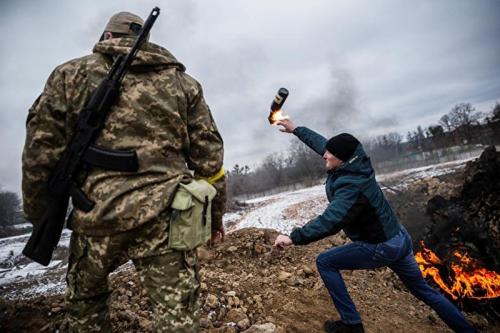 جنگ غیرنظامیان اوکراین با کوکتل مولوتوف 