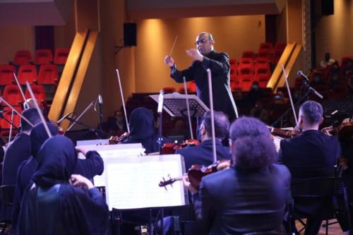  ارکستر بنیاد رودکی در سالن یونسکو بیروت به روی صحنه رفت