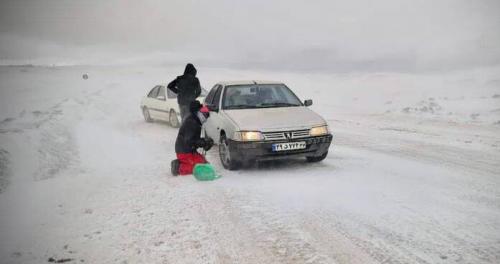 عکس/ امدادرسانی به خودروهای گرفتار در برف