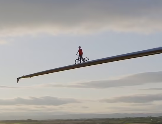 دوچرخه سواری روی توربین بادی