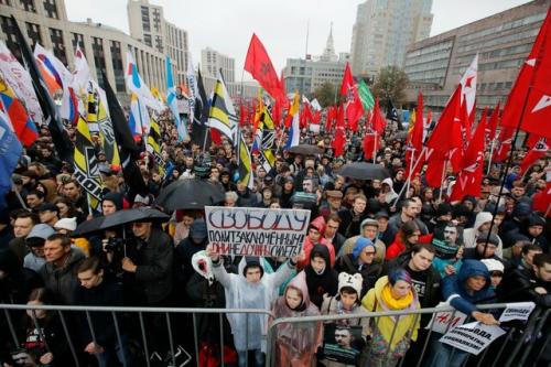  تظاهرات ضد جنگ در روسیه و بازداشت ده‌ها تن