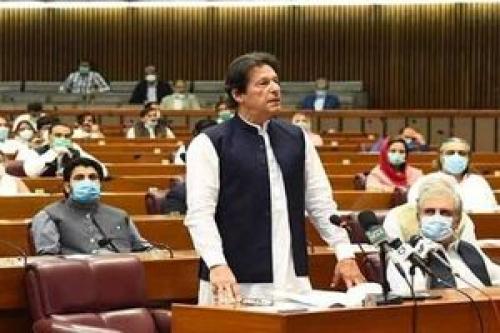 پارلمان پاکستان درباره سرنوشت عمران خان
