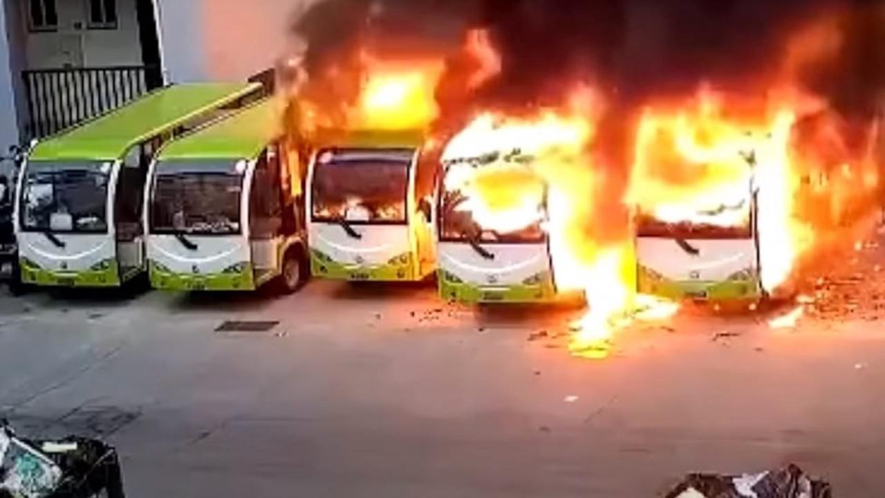 لحظه آتش گرفتن یک اتوبوس برقی لحظه آتش گرفتن یک اتوبوس برقی