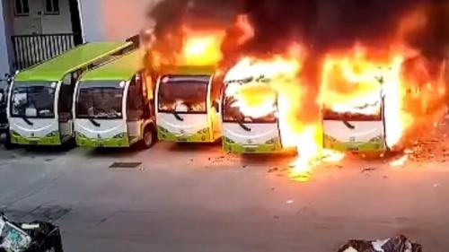  لحظه آتش گرفتن یک اتوبوس برقی