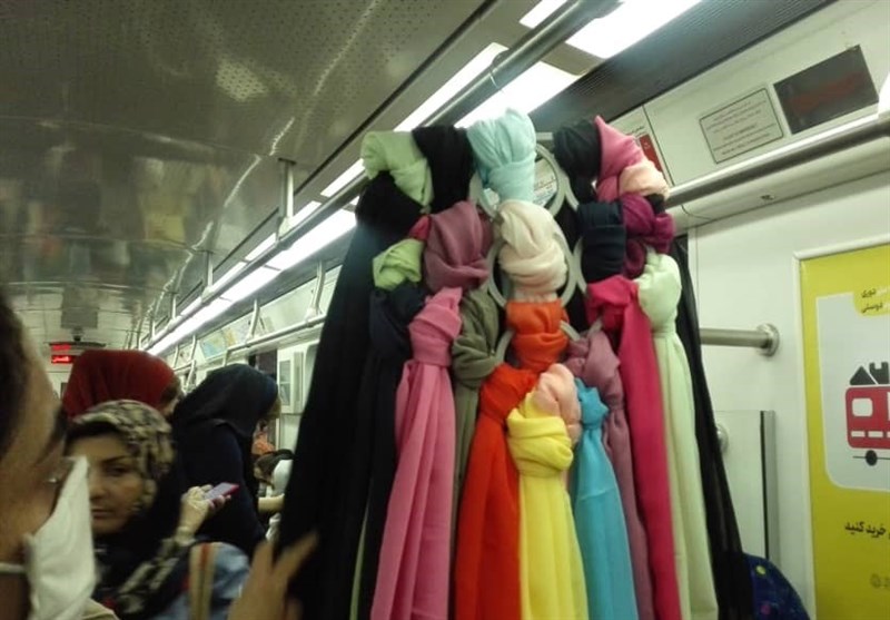  دستفروشان مترو کالای ضدحجاب می‌فروشند!
