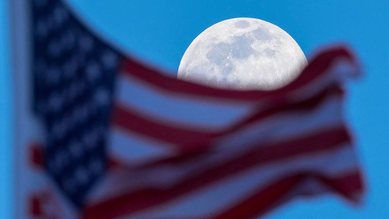  افشای طرح فوق محرمانه آمریکا برای سوراخ کردن ماه با بمب اتم