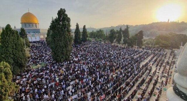  اقامه نماز هزاران تن در مسجد الاقصی با وجود مانع‌تراشی‌های رژیم صهیونیستی