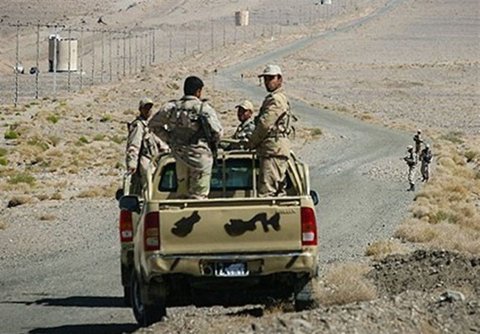 عکس/نماز مشترک مرزبانان ایران و طالبان عکس/نماز مشترک مرزبانان ایران و طالبان