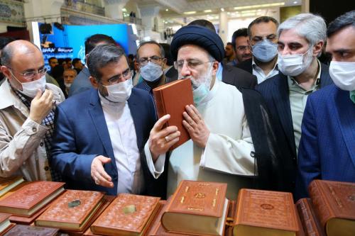 عکس/ بوسه رئیسی به قرآن در نمایشگاه کتاب