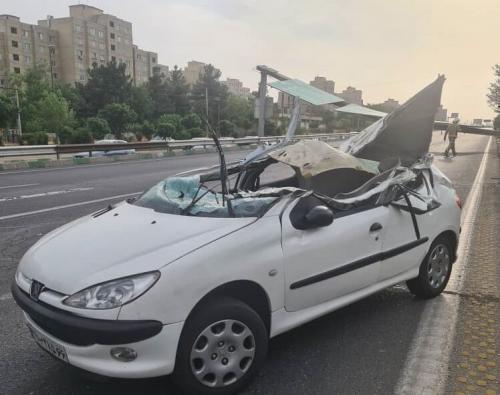  سقوط تابلو مسیرنما بر روی خودروهای عبوری در پایتخت