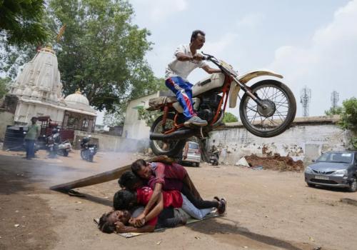 عکس/ پرش مرگبار موتورسوار هندی