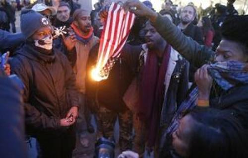  معترضان منع سقط جنین پرچم آمریکا را آتش زدند