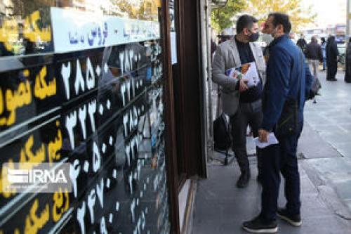  فروشندگان ارز در مقابل صرافی‌ها صف کشیدند