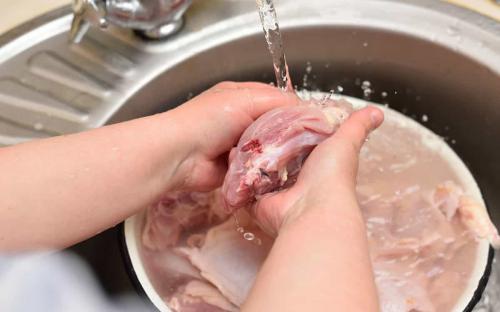  شستن گوشت خام قبل از پخت توصیه نمی‌شود