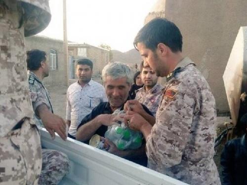 ‏نیروهای سپاه در حال ضبط بطری‌های آب زلزله‌زدگان  هرمزگان