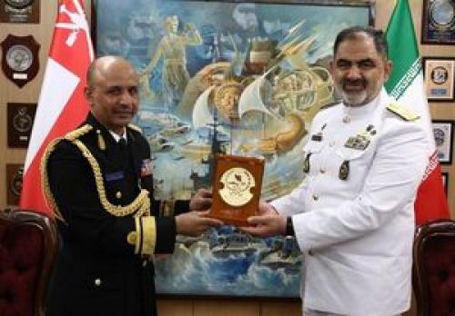  دیدار امیر ایرانی با فرمانده نیروی دریایی عمان