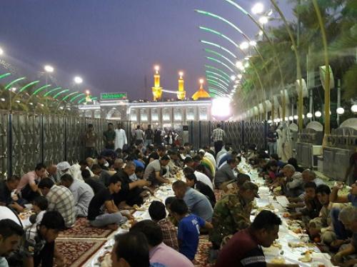 دومین سفره افطار ایرانی در بین الحرمین / سفره افطار با سبک و سنت کشور ایران در بین الحرمین توسط یک خیر ایرانی+ عکس و فیلم