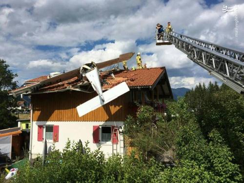 عکس/ سقوط هواپیمای کوچک در پشت بام خانه