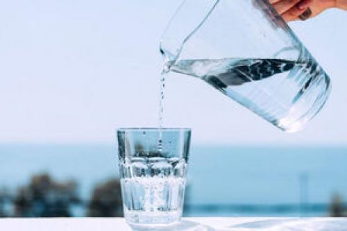خوردن آب سرد چه خطراتی به دنبال دارد؟