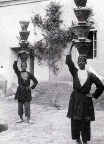 عکس/ تیپ جالب شاگردان ماست فروشی در دوره قاجار