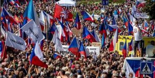  تظاهرات ده‌ها هزار نفر در «پراگ» علیه ناتو و اتحادیه اروپا