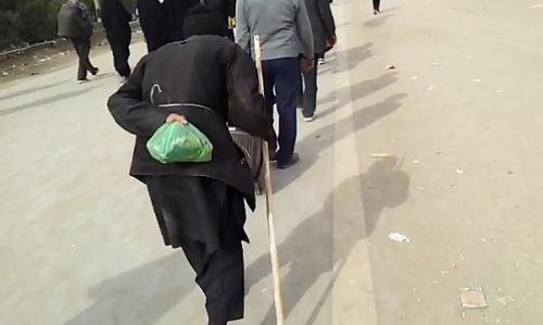  بر دوش کشیدن زائر کهنسال ایرانی توسط نظامی عراقی