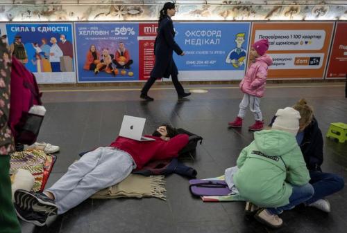  پناه گرفتن مردم اوکراین در ایستگاه مترو از بیم حملات موشکی