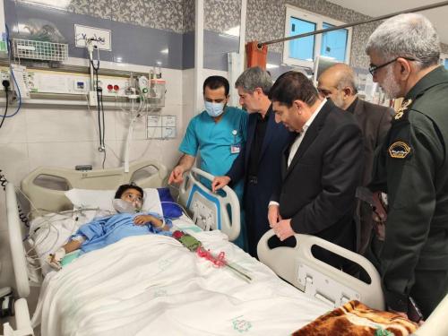عیادت دکتر مخبر از مجروحان حادثه تروریستی شیراز