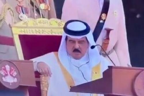 چُرت زدن شاه بحرین همزمان با سخنرانی پاپ