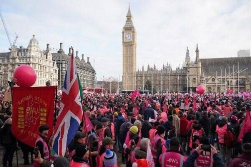  فیلم/ اعتصاب کارمندان پست انگلیس مقابل پارلمان