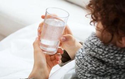  راه‌های جلوگیری از کم آب شدن بدن در زمستان