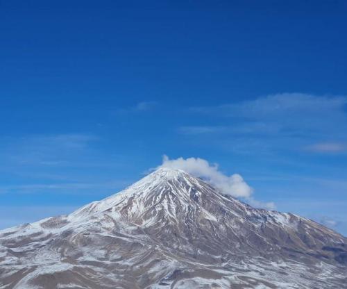 عکس/ نمایی از دماوند زیبا از روی قله بزم چال