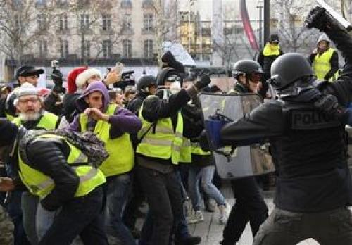 فرانسه علیه اعتراضات نفربر به خیابان فرستاد!